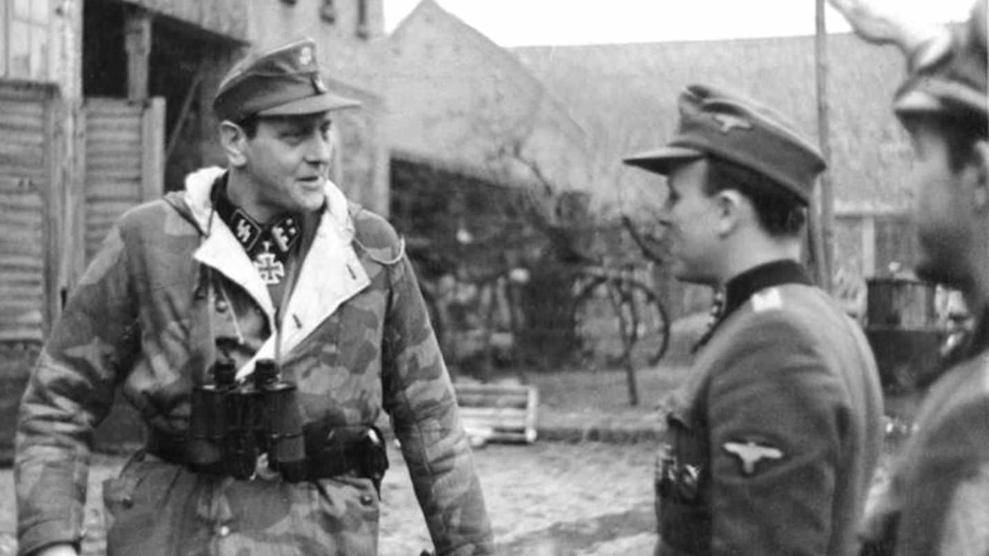 Otto Skorzeny in Pomerania visiting the 500th SS Parachute Battalion, February 1945. Credit: Wikimedia Commons